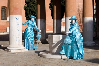 Versteckspiel bei den S&auml;ulen des Commissarios.