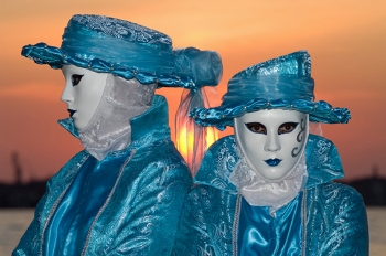 Die Sonne verschwindet hinter den Masken und macht der Nacht Platz.