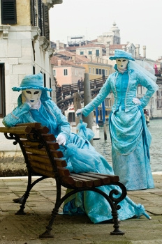 Anja macht es sich auf der Bank bequem, Moni steht daf&uuml;r vor der Ponte dell&rsquo; Accademia 