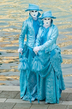 Anja und Moni stehen vor dem Canal Grande.