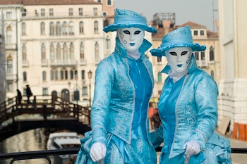 Anja und Moni stehen auf der Br&uuml;cke bei der Rio Terr&agrave; dei Catecumeni bei der Basilica di S. Maria della Salute. 