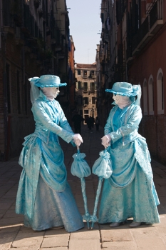 In der Sonne ist es sch&ouml;n warm, in den Gassen eher dunkel und k&uuml;hl.