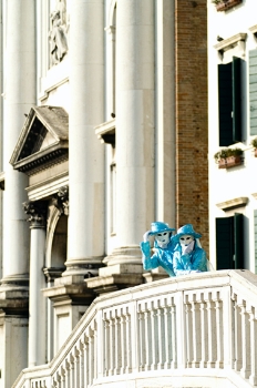 Moni und Anja auf der Br&uuml;cke vor der Kirche Sante Maria della Visitazione.