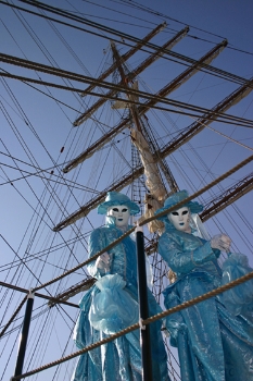 Ein Segelschiff bei sch&ouml;nem Wetter ist das eleganteste Gef&auml;hrt, das wir uns vorstellen k&ouml;nnen &mdash; zusammen mit zwei unbekannten Sch&ouml;nen.